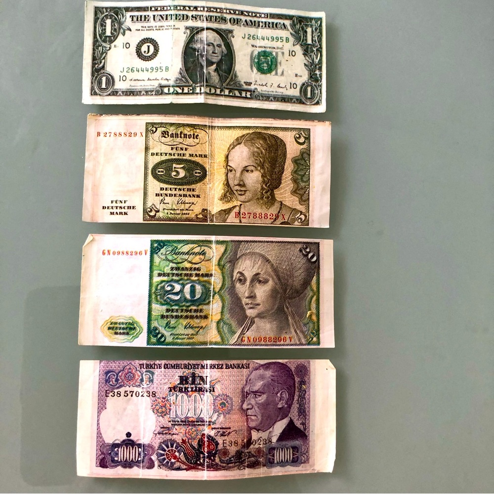 Collectibles. Gum currency inserts vintage